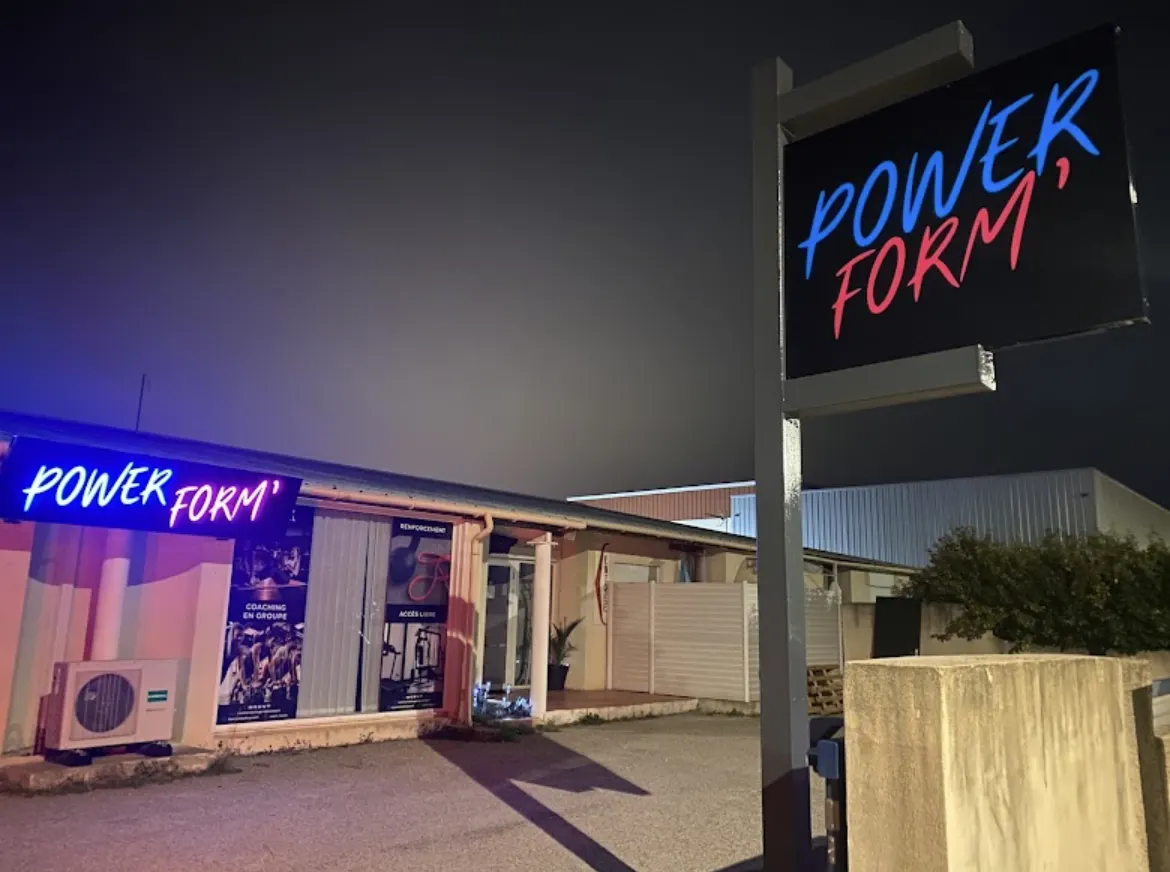 La façade de Power Form' de nuit, enseigne néon bleue et rose