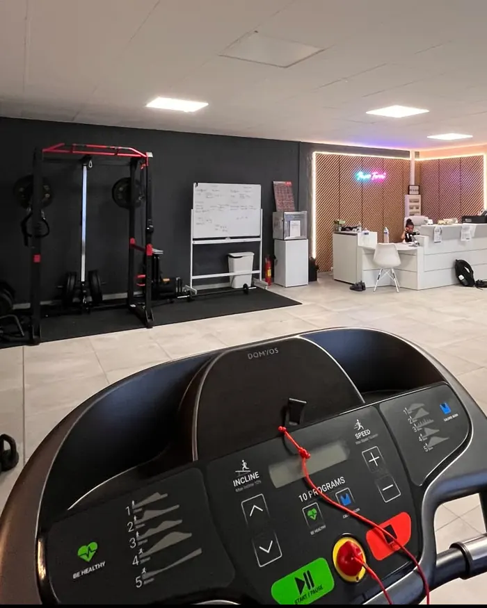 La salle Power Form' : rack, accueil et coin Nutripure