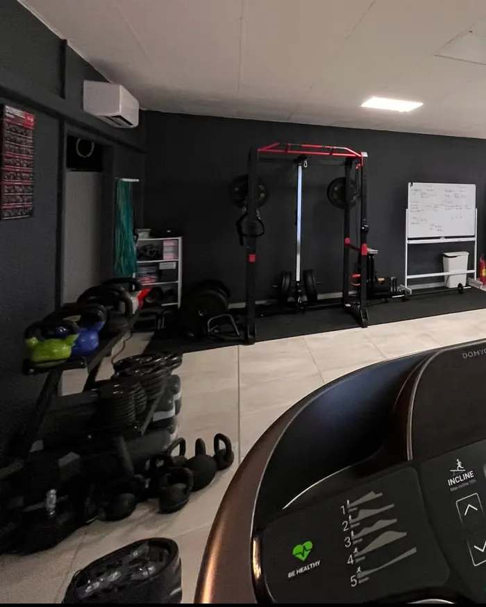 Rack, kettlebells et poids de la salle