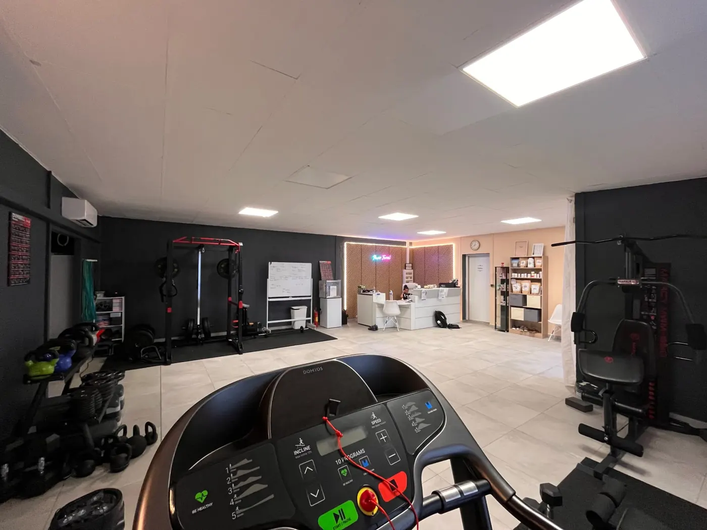 La salle Power Form' : rack, kettlebells, machines et accueil